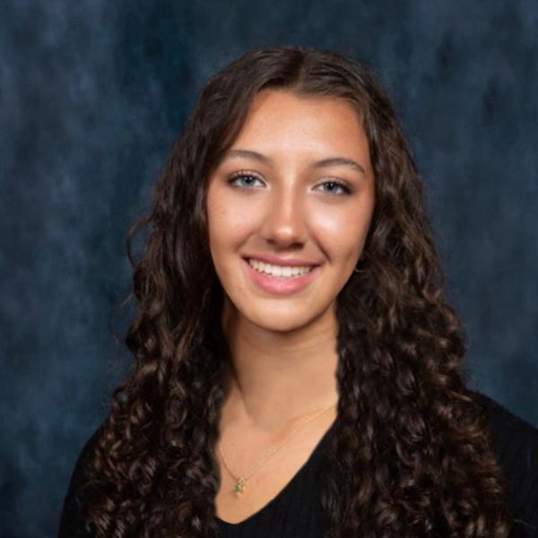 Headshot Ellisa Hacker